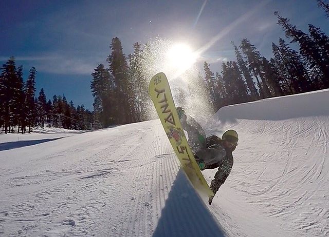 @ry4nmoore from The Tahoe Journal shredding the halfpipe on a perfect day for park riding!  Sierra currently has seven fun parks of all sizes including a full BoarderX Course to race your homies and a Progression Park for those still building their skills.